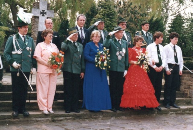 1985 Vorbeimarsch an der Kirche